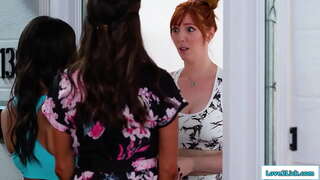 زوجة و ابنة الذهاب إلى مواجهة الفتوة و صهباء يطلب المغفرة تقدم م 3some.انها facesits السمراء كما هي تلحس