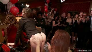 ���องคนใหญ่หน้าอก MILF นทาสของซีโมน Sonay และ Syren เดอเมอร์ที่สาธารณะ Bday งานปาร์ตี้ของเมียน้อยเจ้าหญิงของดอนน่า Dolore จะได้รับรู้ล่อนนอนกับผู้ชาย