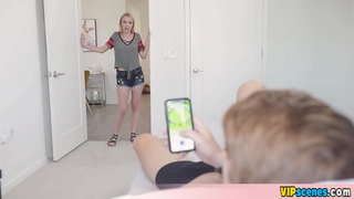 Drobná stepsis stráca svoje panenstvo s Bro