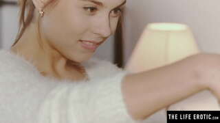 Cute brunette watches dhéwé ing pangilon nalika masturbasi