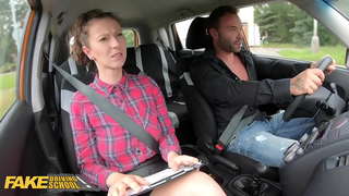 Fake mitondra Fiara an-Tsekoly ny Mpianatra Nividy Mpampianatra Emilia Argan kafe alohan&#039;ny ivelan&#039;ny trano fuck