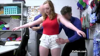 Busty навраси насаживается ба сахти аъзои ду охранников