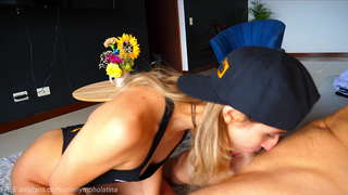 OneNymphoLatina DEEPTHROATS нэг нь түүний фенүүд болон хараацайнуудын зузаан THROATPIE