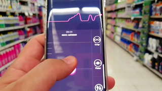 Martinasmith haar speelgoed in het Winkelcentrum tot aan haar cum