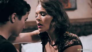 Hátborzongató fiatal szomszéd akar dugni a szomszédban dögös MILF Krissy Lynn