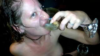 Sexxycandyxxx ગળી જાય છે તે બધા નીચે