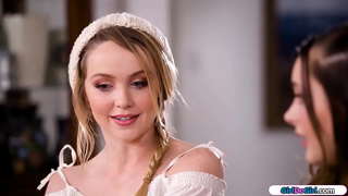 Petite reportieris atzīstas shes lesbiešu pārāk, bet hasn &#039; t nāk vēl.Ar busty blondīne sniedz viņai skūpstu, un tad facesits viņai ar viņas shaved incītis