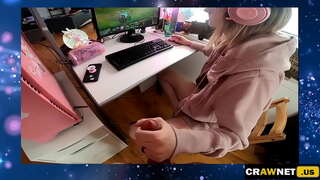 Webcam gamer girl obter punheta para ajudar seu namorado, enquanto joga o jogo LOL