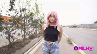 Peruana não encontrar um emprego em seu país e se vê na necessidade de entregar o seu corpo em troca de dinheiro