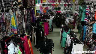 Blondie tiener Haley Spades suig haan en kry haar vagina fucked wild op dieselfde tyd