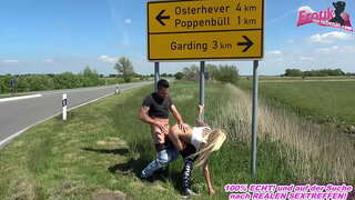 Creampie në rrugë me një bjonde sperma zuskë