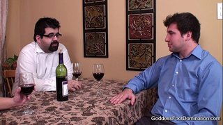 Футфетиш - жонка закрывае пад сталом справа