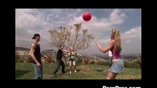 Sunset Teenager Med At Spille Og Dræning Bolde