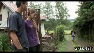 Hori babe zabaltzen hankak zabal-zabalik