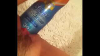 поигрывая бутилка с крем за слънчеви бани