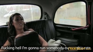 Riseg juggs Ava gebohrt mat dem Chauffer um Rücksitz senger Kabinn