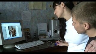 اس لڑکی کی ٹانگیں پھیل جاتی ہے کھلی