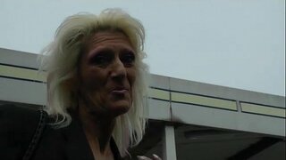 ���ક દાદી બંધ બતાવે છે