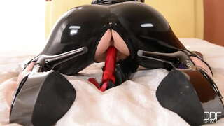 Lucy nauttii hänen hieromasauva