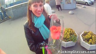 شیشے کے ساتھ - ہمارے آدمی دوسرے کی تاریخ کے لئے منصوبہ بندی کی آج