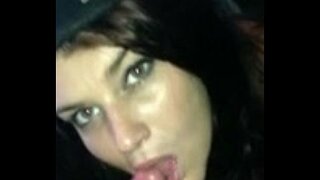 Ragazza della porta accanto che dà il sesso orale e ingoia sperma