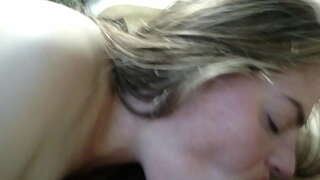 Обдирать, һәм ул бармаҡтарын ауыҙына тулы буялмаған был сперме