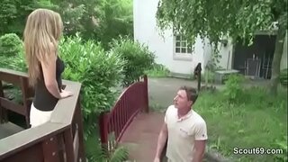 Ti mens Jèn timoun fukèd pa mèt kay la paske nan dèt sa yo 