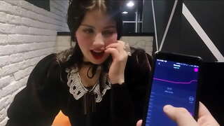 Meisje wordt geplaagd door vriend met ohmibod in restaurant