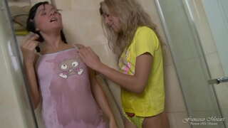 دو ہم جنس پرست نوجوانوں کو ایک حقیقی کے orgasm مقعد dildo کے ساتھ شاور میں