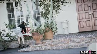 ���ெரிய மார்பகங்கள் நிலம், வீடு ஆகியவற்றின் தரகர் டீன் உறுதி செய்கிறது அவர் விற்கும் வீடு