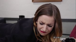 Босс брюнетки белән зур сиськами дрочит анал үз сатучыга