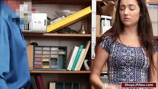 LP αξιωματικός έγλειψε και πατήσαμε Lily Adams υγρό μουνί σε doggystyle