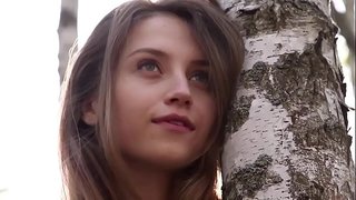 ˋ�콤한 젊은 아가씨 니콜리나는 숲에서 그녀의 옷을 제거