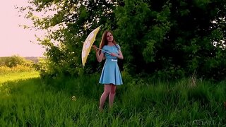 Ukrainske skjønnheten Canara avkledning utendørs