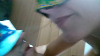 Abielus naine sülitamine suuga mees ja muutes teda alla neelata see