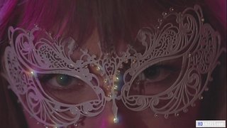 Erfaren kvinde fører hendes nye lesbiske ven til et privat rum