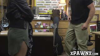 Curvy bebé peóns a súa guitarra e buceta