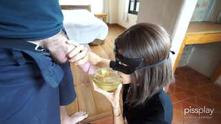 Messy Deepthroat Würgen für Slave-Mädchen - Getränke-Schüssel Pipi!