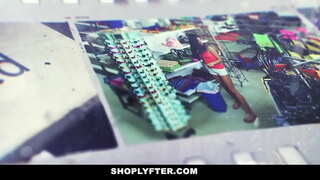 Kabataang blonde ay isang night shift empleyado sa tindahan.Ang opisyal na naaresto ang kanyang para sa pagnanakaw ng umaga ang shift ng mga ulat at siya admits ito na siya ay gawin ito ng 1 o 2 oras.Ang opisyal pulls out ang kanyang titi at nagbibigay-daan sa kanyang lalamunan nito.Sa pagbabalik niya brown kanyang puki.