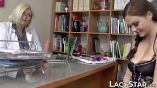 Грудаста ГИЛЬФ домінує над гарячою молодою красунею