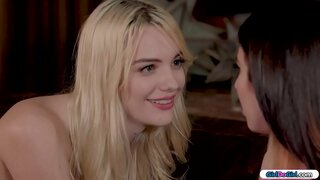 Morena está buscando el control remoto y le pide a su rubia remoto si ella sabe dónde está.Todos desnuda ella la vuelta con el mando en su culo.su parte para aflojar y ella le seduce.Se besan y ella lame su coño antes de su facesitting