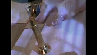 Tug&#039;yonga ketgan lesbians issiq tub ichida fuck