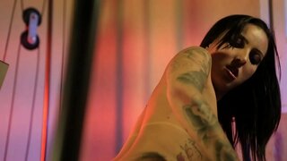 Catra overtuigt haar trainer om de training een beetje meer warm