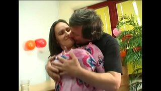 Үлкен табиғи сиськи бар жігерлі қыз Дженни артынан ұрады