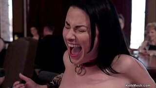 Hlava otroka, Veruca James průvodci otrok trainee Sabrina Banky pro služby děvka a oni tvrdě kurva, a předloží v horním patře orgie, bdsm párty