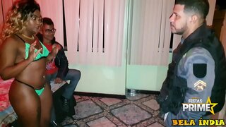 Cuckold man žiūrėti tai, kad policininkas priešais jį