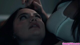 Busty красотка нишаста рӯ ба партнерше-лесбиянке