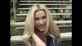 Horny blonde uban sa taas nga buhok nga nahigugma sa pagkabayo sa usa ka malisud nga manok sa buhi nga lawak