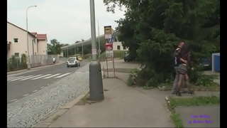 Hartu gazte bat puta arraio pean zubi bat parke publiko bat