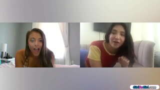 Yhteiskoulun gfs päättää käyttää leluja aikana videocall.Busty babe anal liittimet hänen perse kun pienet tissit, brunette asettaa hänen ass lelu